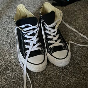Black high top converse.